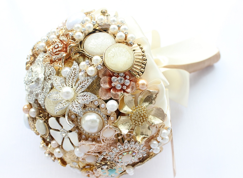 Elegant Classy Brooch Bouquet - Cream Ivory White Gold - Custom Made Bridal Bouquet - Personalizable Wedding Bouquet